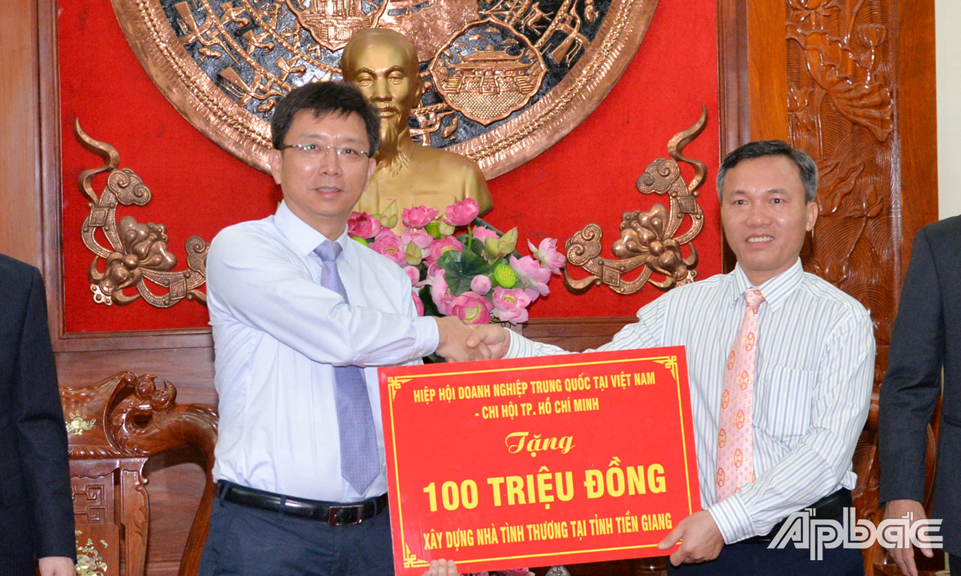 Hội Doanh nghiệp Trung Quốc tại Việt Nam - Chi hội TP. Hồ Chí Minh trao bảng tượng trưng xây nhà tình thương tại Tiền Giang. 