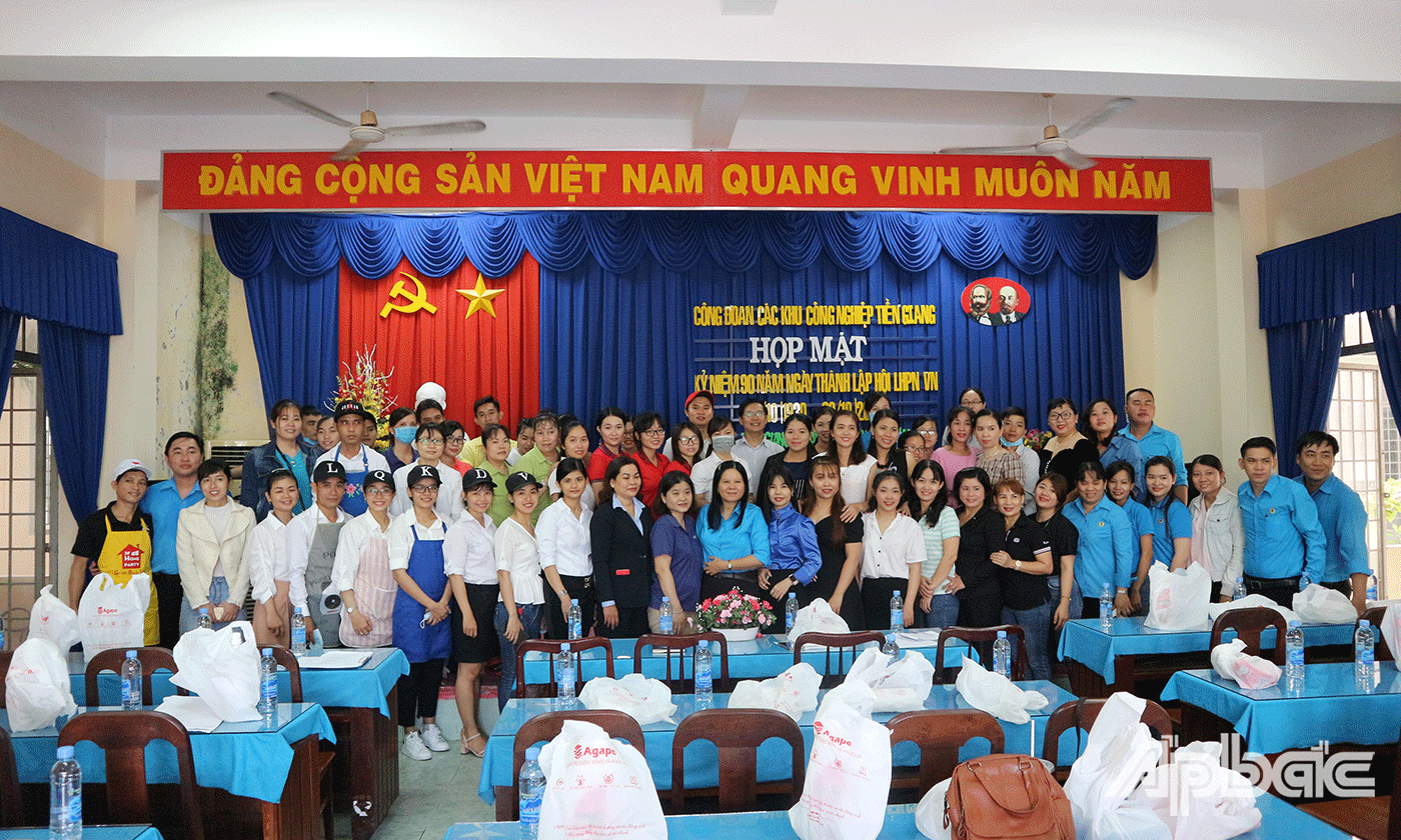 Các đại biểu cùng chụp ảnh lưu niệm trong buổi họp mặt
