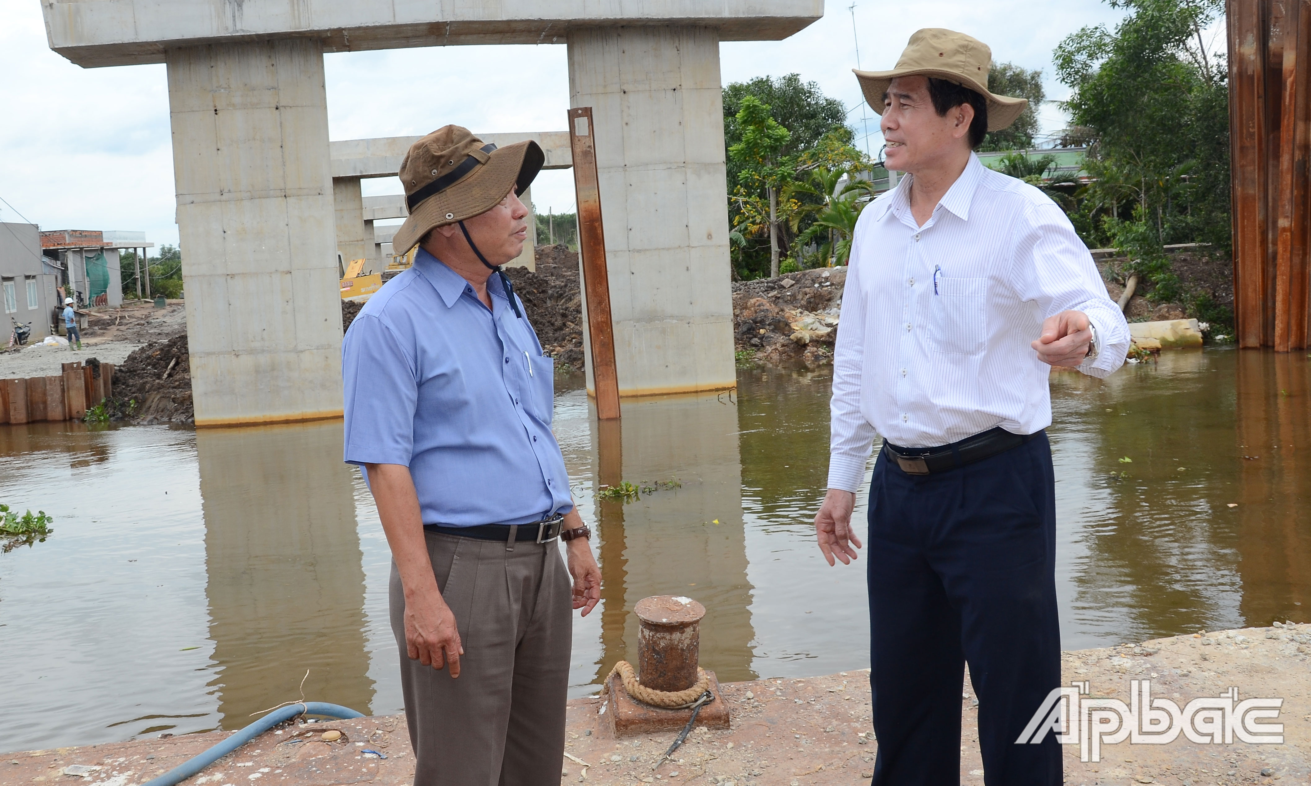 Đồng chí Lê Văn Hưởng kiểm tra tiến độ cầu Nguyễn Văn Tiếp.