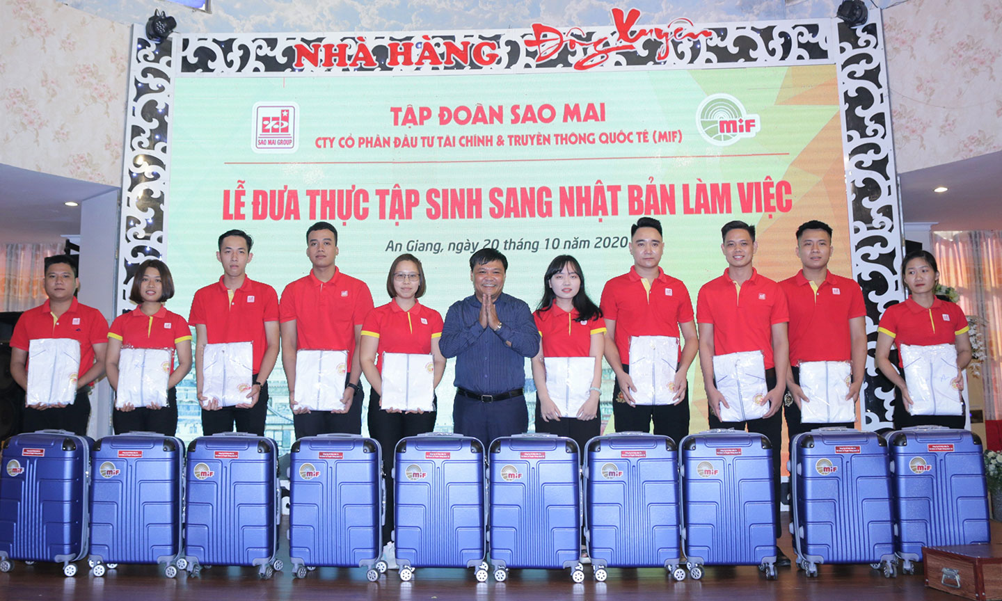 Ông Huỳnh Thế Loan - Phó Giám đốc Ngân hàng CSXH tỉnh An Giang trao quà cho các TTS đủ điều kiện sang Nhật Bản làm việc..