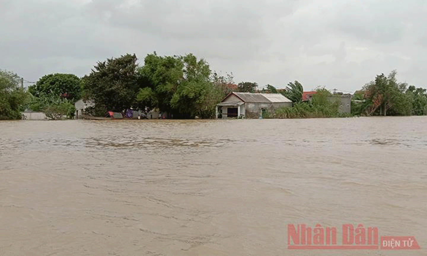 Người dân ở ven sông Kiến Giang, huyện Lệ Thủy (Quảng Bình) đón ba trận lũ trong tám ngày (Ảnh: Hương Giang).