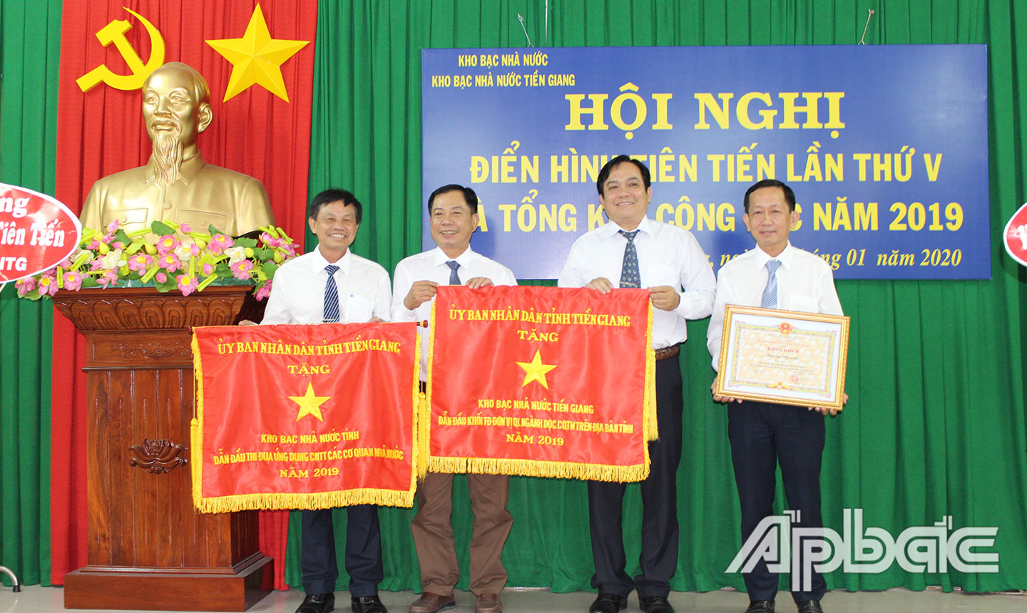 Lãnh đạo KBNN Tiền Giang đón nhận Cờ Thi đua Khối xuất sắc - Ứng dụng công nghệ thông tin và Bằng khen về công tác cải cách hành chính năm 2019 tại Đại hội điển hình tiên tiến 2015 - 2019.