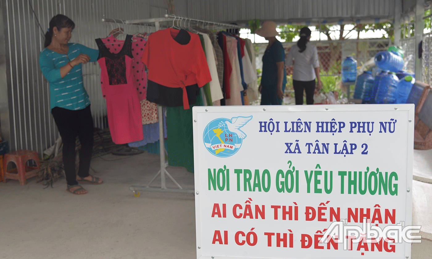 Gian hàng quần áo, giày dép miễn phí.