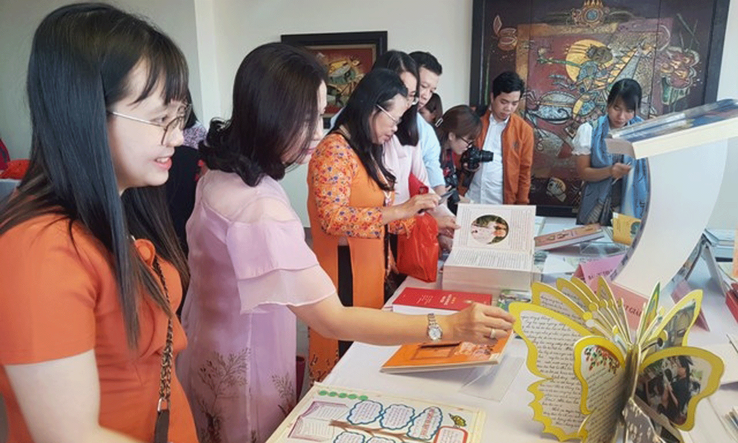 Các đại biểu tham quan những tác phẩm của các tác giả xuất sắc. (Ảnh:TT)