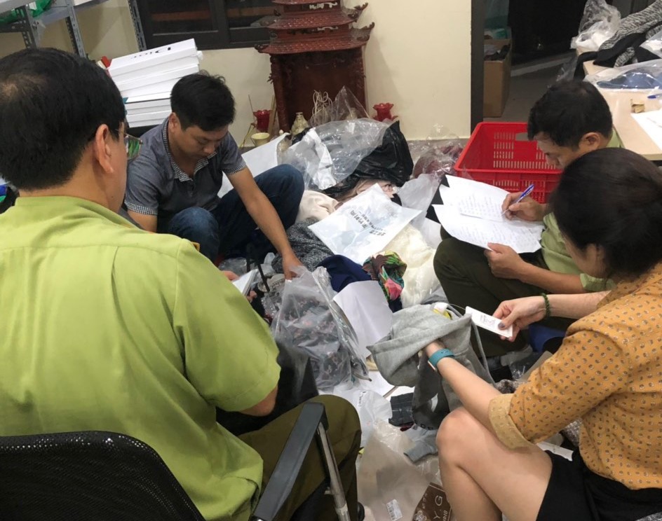 Lực lượng chức năng kiểm tra số hàng hóa có biểu hiện vi phạm. Ảnh: QL.