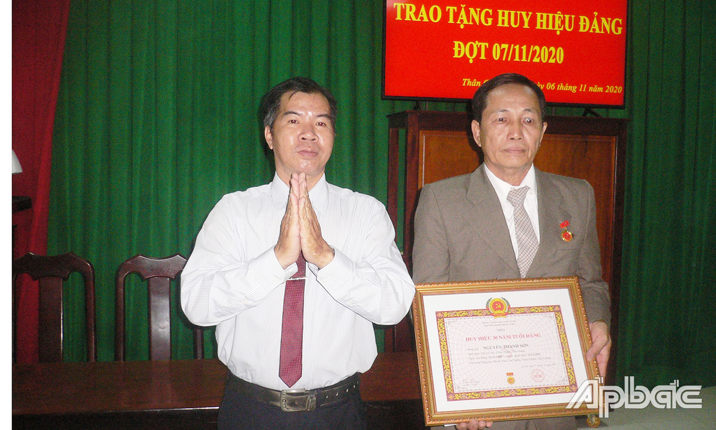 Đồng chí Hồ Văn Lăng, UVTV, Trưởng Ban Tổ chức huyện uỷ trao huy hiệu tại xã Thân Cửu Nghĩa.