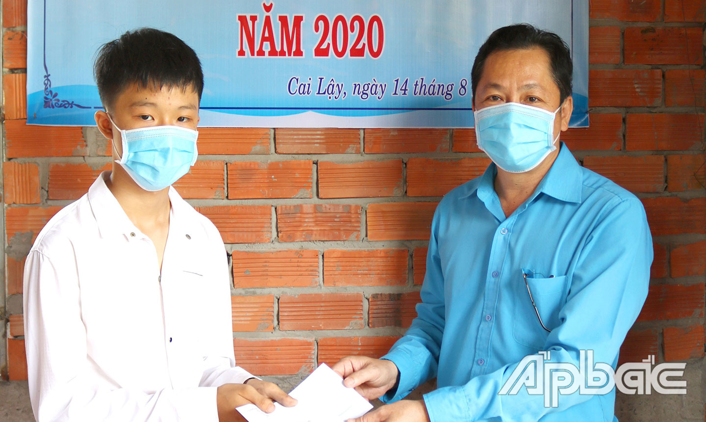 Đồng chí Lưu Nhơn Đức trao học bổng “Tấm lòng vàng” cho con CNVCLĐ ngành Giáo dục của tỉnh có hoàn cảnh khó khăn.