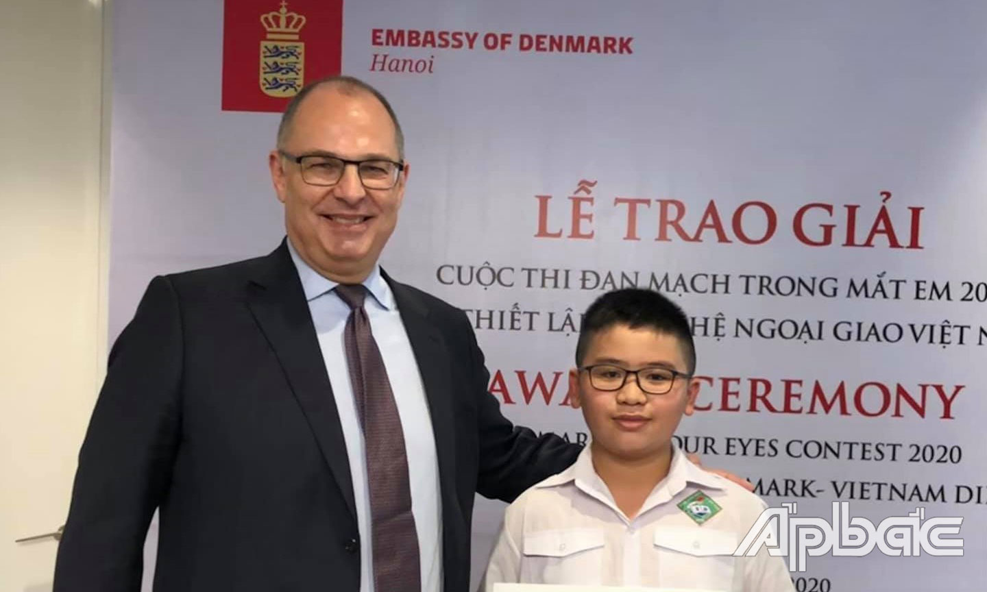  Ngài Kim Hojlund Christensen, Đại sứ đặc mệnh toàn quyền Vương quốc Đan Mạch tại Việt Nam chụp ảnh lưu niệm với thí sinh Vĩnh Khang.