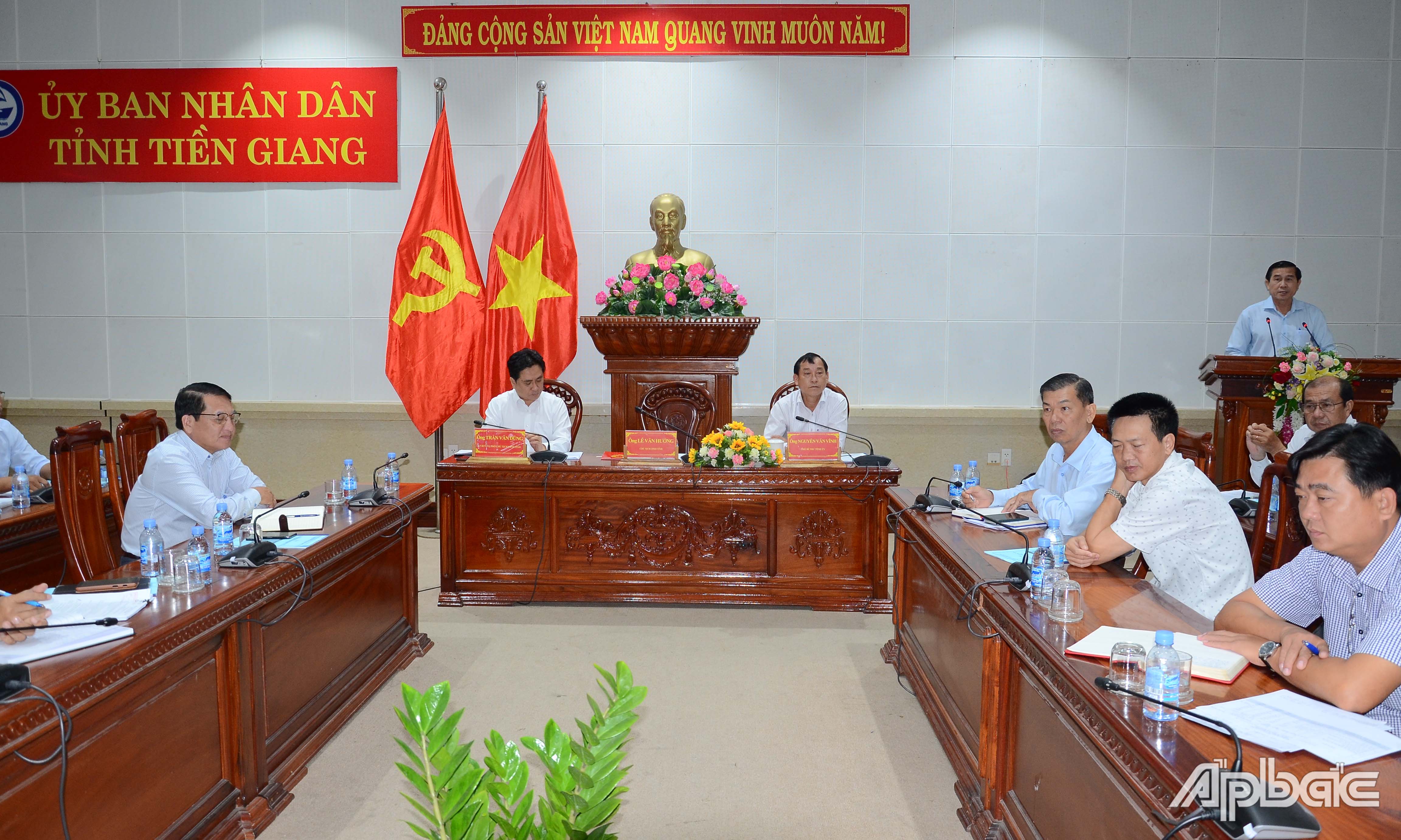 Chủ tịch UBND tỉnh Lê Văn Hưởng phát biểu tại hội nghị.