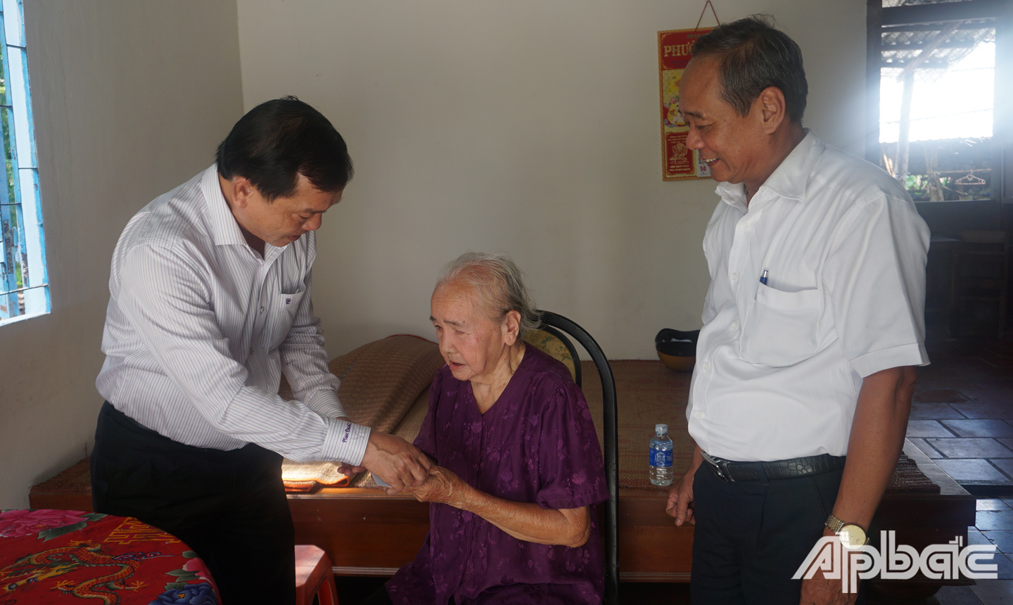 Đồng chí Nguyễn Văn Vĩnh tặng quà cho gia đình  liệt sĩ Võ Văn Mậu, ấp Bình Hòa A, xã Bình Trưng