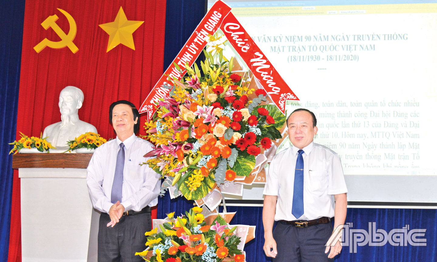 Đồng chí Nguyễn Văn Danh tặng hoa chúc mừng Ủy ban MTTQ tỉnh tại buổi Họp mặt Kỷ niệm 90 năm Ngày thành lập Mặt trận Dân tộc thống nhất. Ảnh: PHƯƠNG MAI