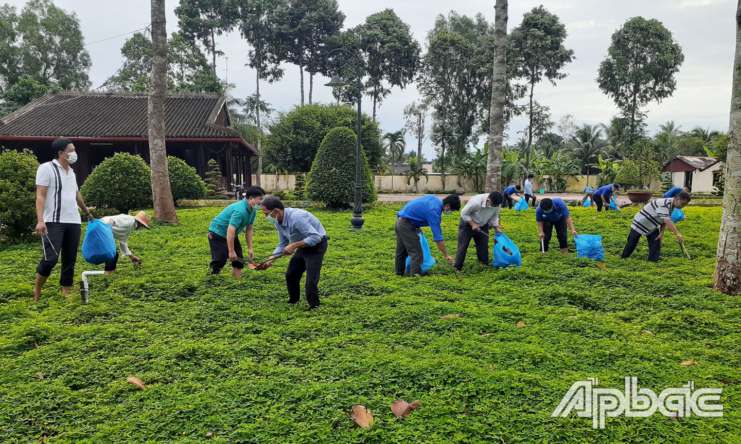 Công chức văn hóa - xã hội và Đoàn Thanh niên thu gom rác tại các khu di tích.