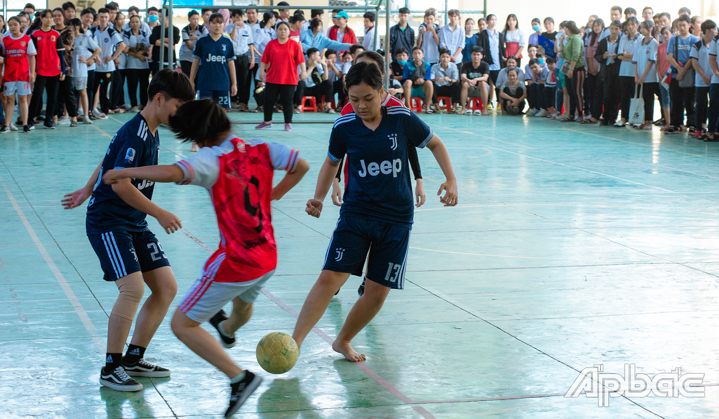 Sôi nổi bóng đá nữ. 