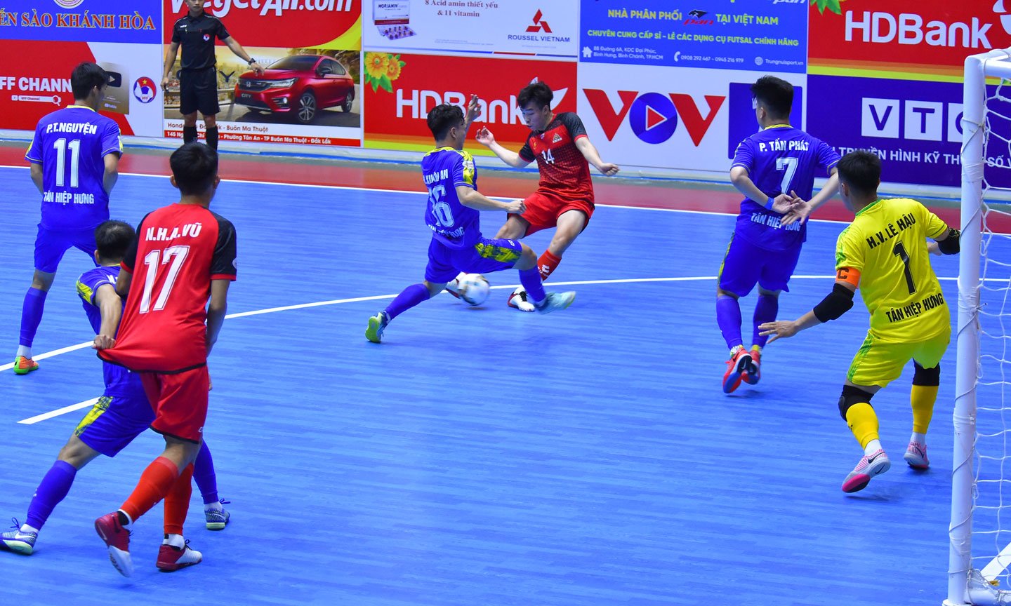 Tân Hiệp Hưng (xanh) và Cao Bằng (đỏ) chia điểm với tỷ số 2-2.