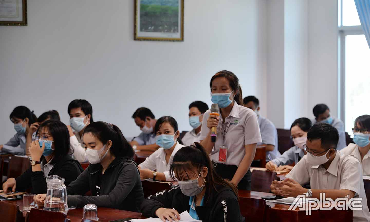 Các đại biểu trao đổi tại buổi đối thoại.