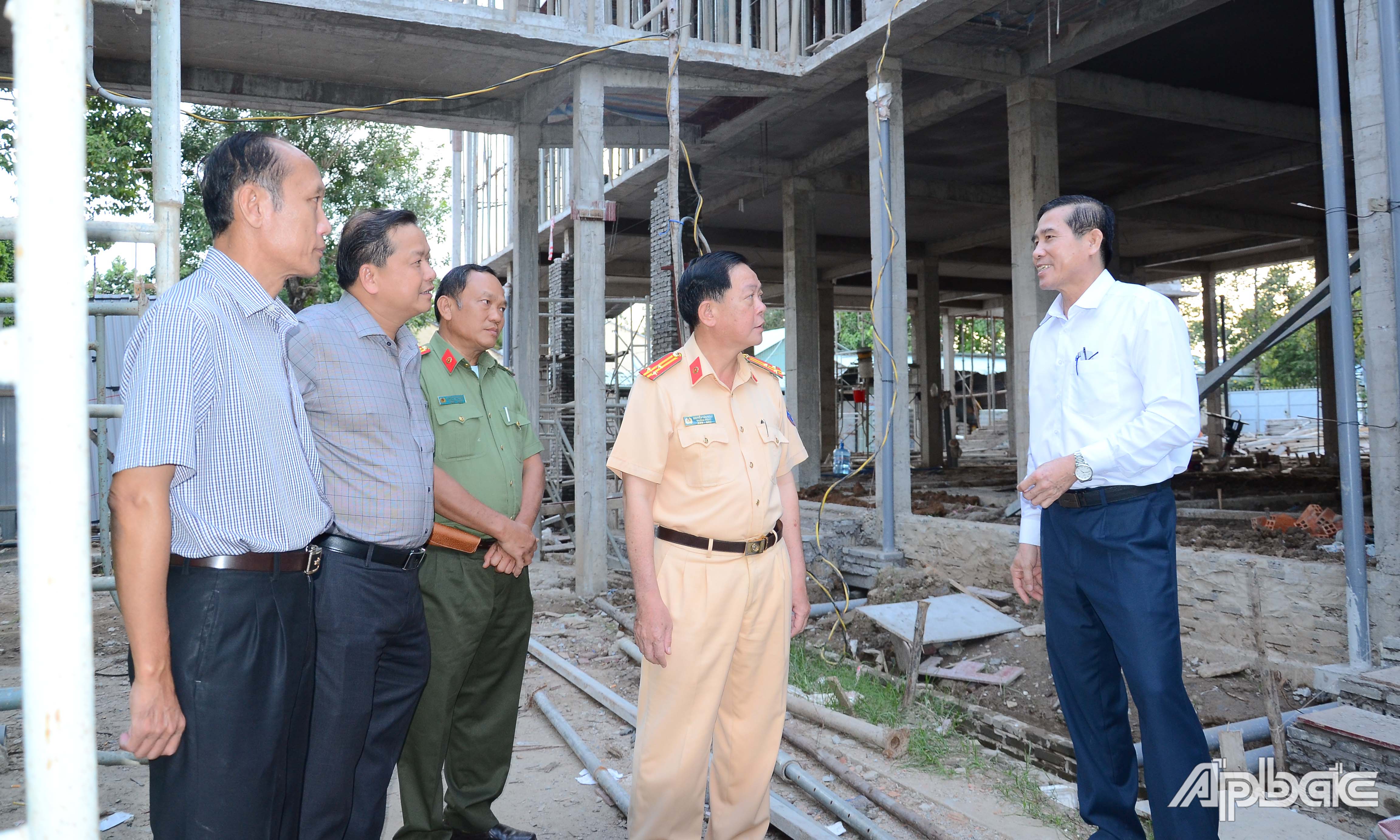 Đồng chí Lê Văn Hưởng kiểm tra tiến độ công trình trụ sở Phòng Cảnh sát giao thông.