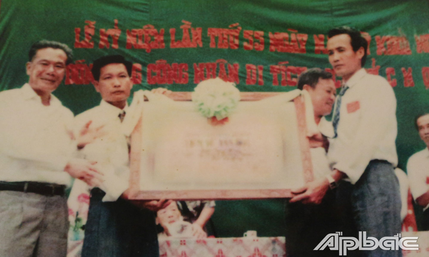 Lãnh đạo Tỉnh ủy, UBND tỉnh Tiền Giang trao Bằng Công nhận di tích Đình Long Hưng là Di tích lịch sử cách mạng cấp Quốc gia nhân kỷ niệm 55 năm ngày Nam kỳ khởi nghĩa.