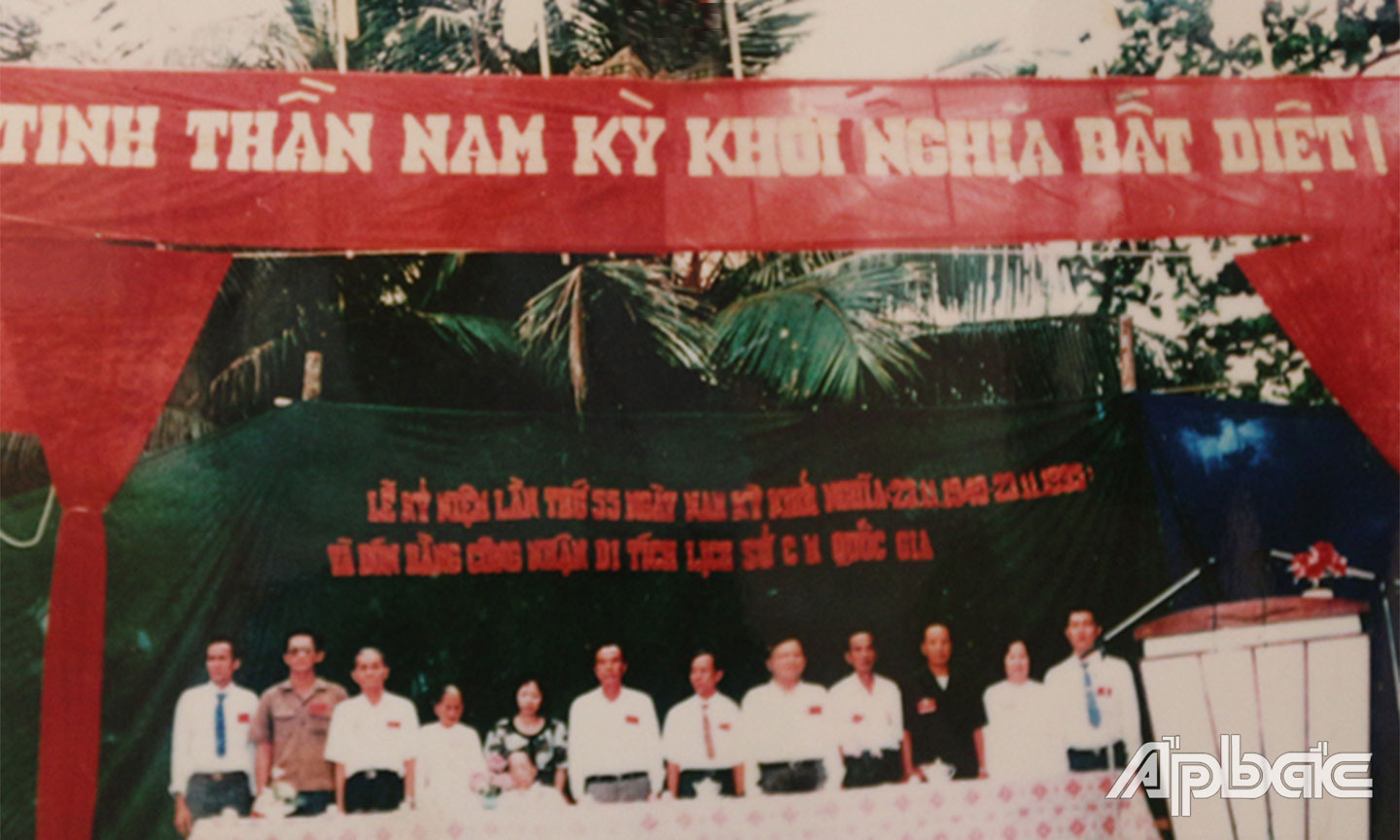 Đoàn Chủ tịch trong buổi lễ mít tinh kỷ niệm 55 năm ngày Nam kỳ khởi nghĩa và đón nhận Bằng Công nhận di tích Đình Long Hưng là Di tích lịch sử cách mạng cấp Quốc gia.