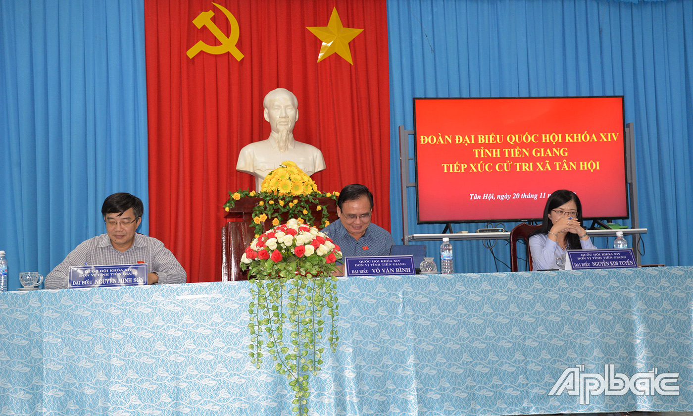 ĐBQH lắng nghe và ghi nhận ý kiến cử tri