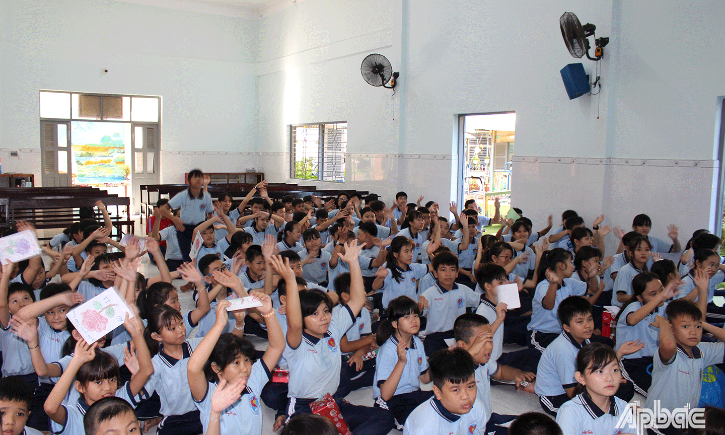Cùng nhau hát văn nghệ tập thể. 
