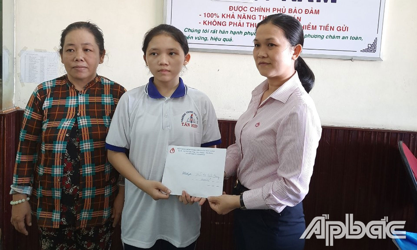 Trao tiền hỗ trợ học tập cho em Thái Thị Cảm Giang,