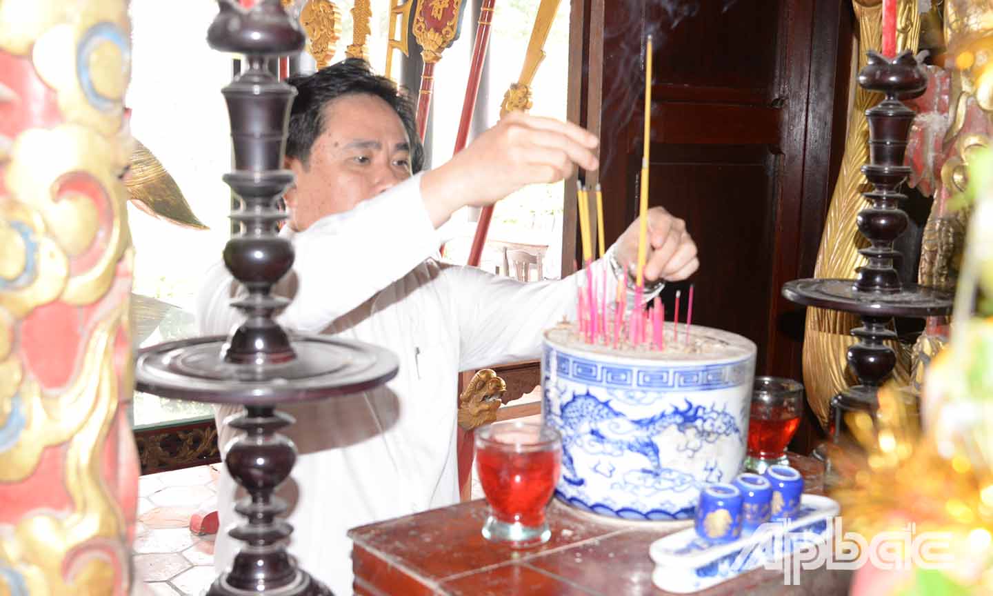 Đồng chí Trần Văn Dũng thắp hương tại Đình Long Hưng.