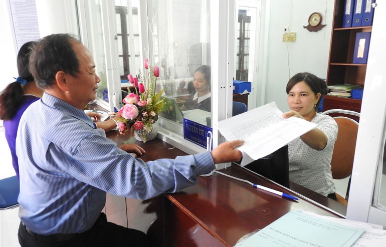 Giải quyết các thủ tục hành chính BHXH. Ảnh minh họa: TL