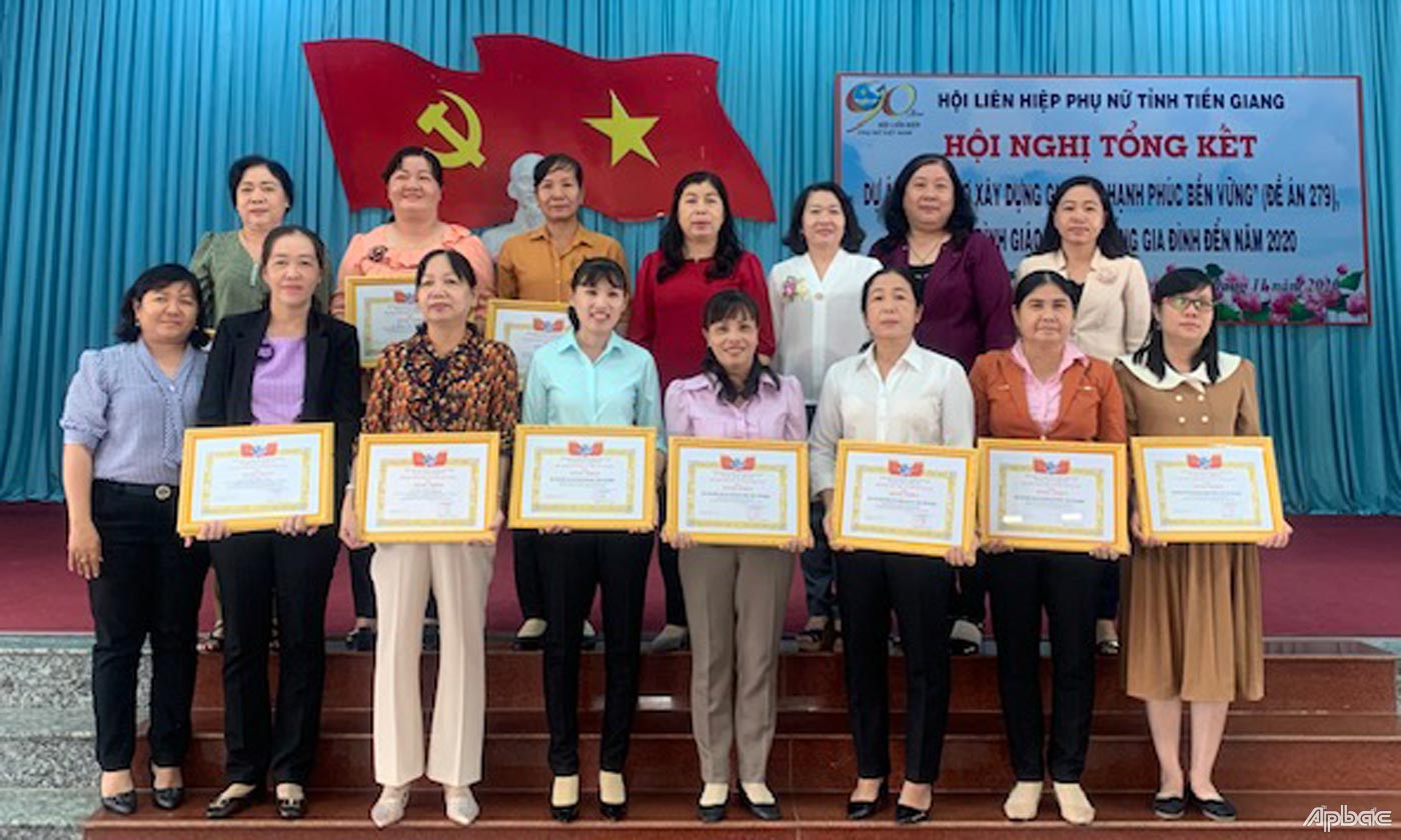 Trao tặng bằng khen cho các tập thể, cá nhân.