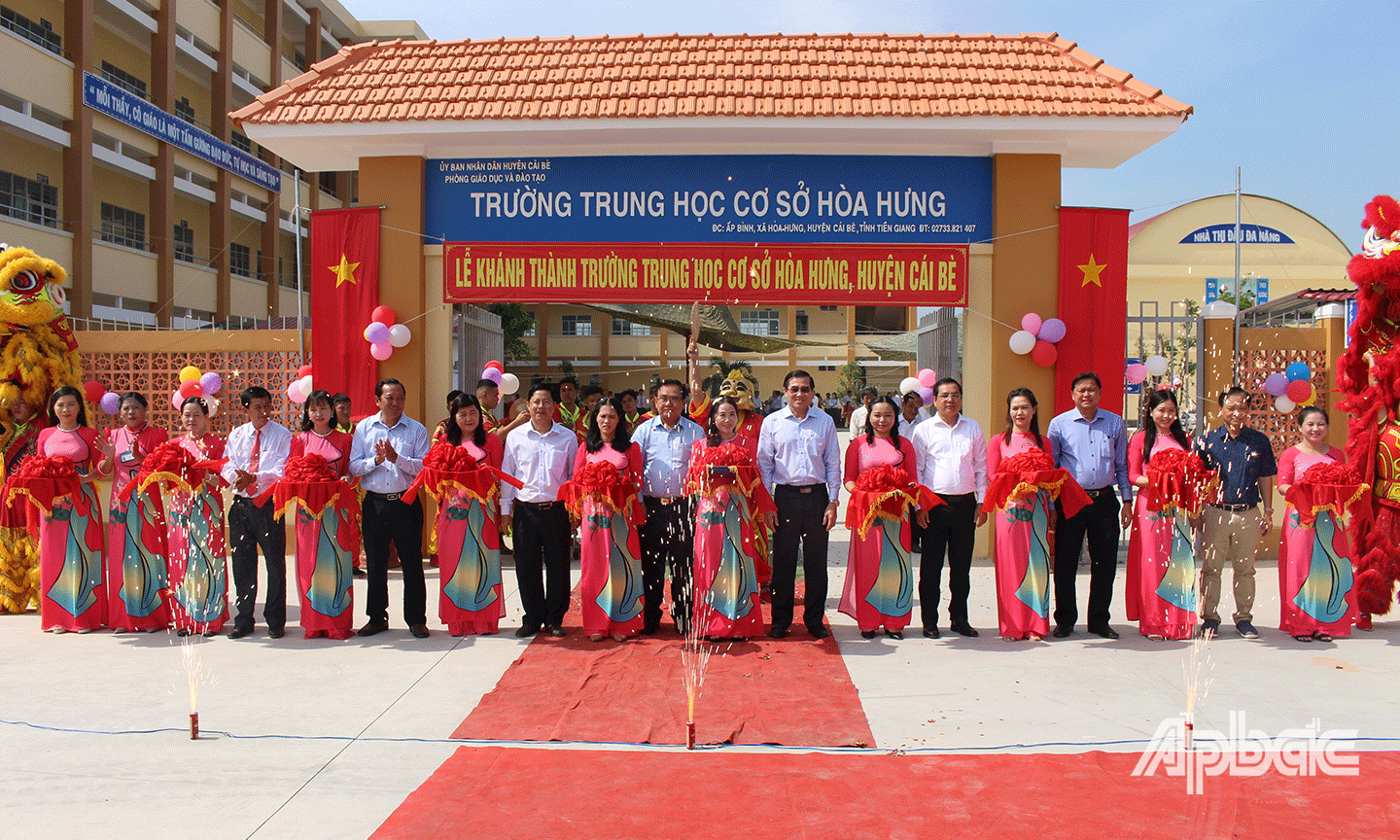 Cắt băng khánh thành. 