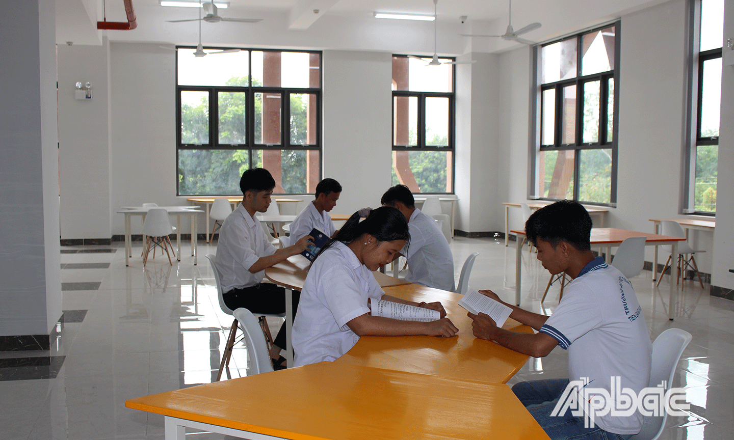 Không giang thoáng mát, bên cạnh việc đọc sách có thể học nhóm. 
