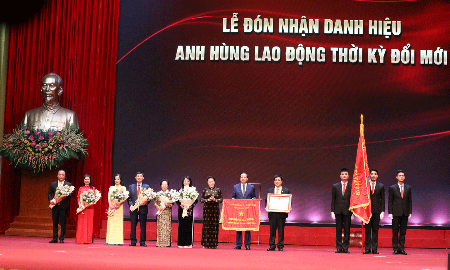 Chủ tịch Quốc hội Nguyễn Thị Kim Ngân trao danh hiệu Anh hùng Lao động thời kỳ đổi mới cho Quỹ Bảo trợ trẻ em Việt Nam. Ảnh: Cổng TTĐT Bộ LĐTB&XH