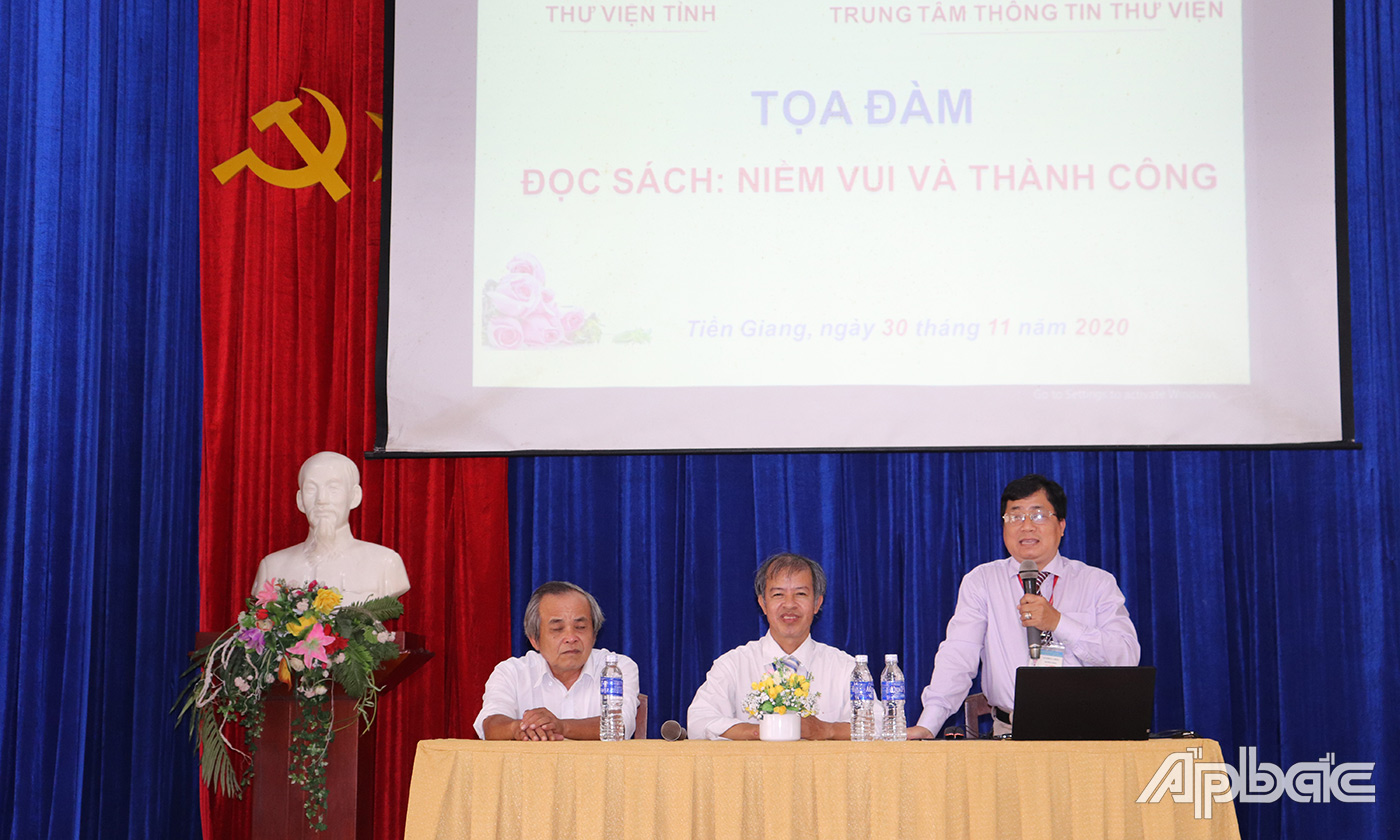 Các giảng viên trường Đại học Tiền Giang chia sẻ đến các em sinh viên tầm quan trọng của việc đọc sách.