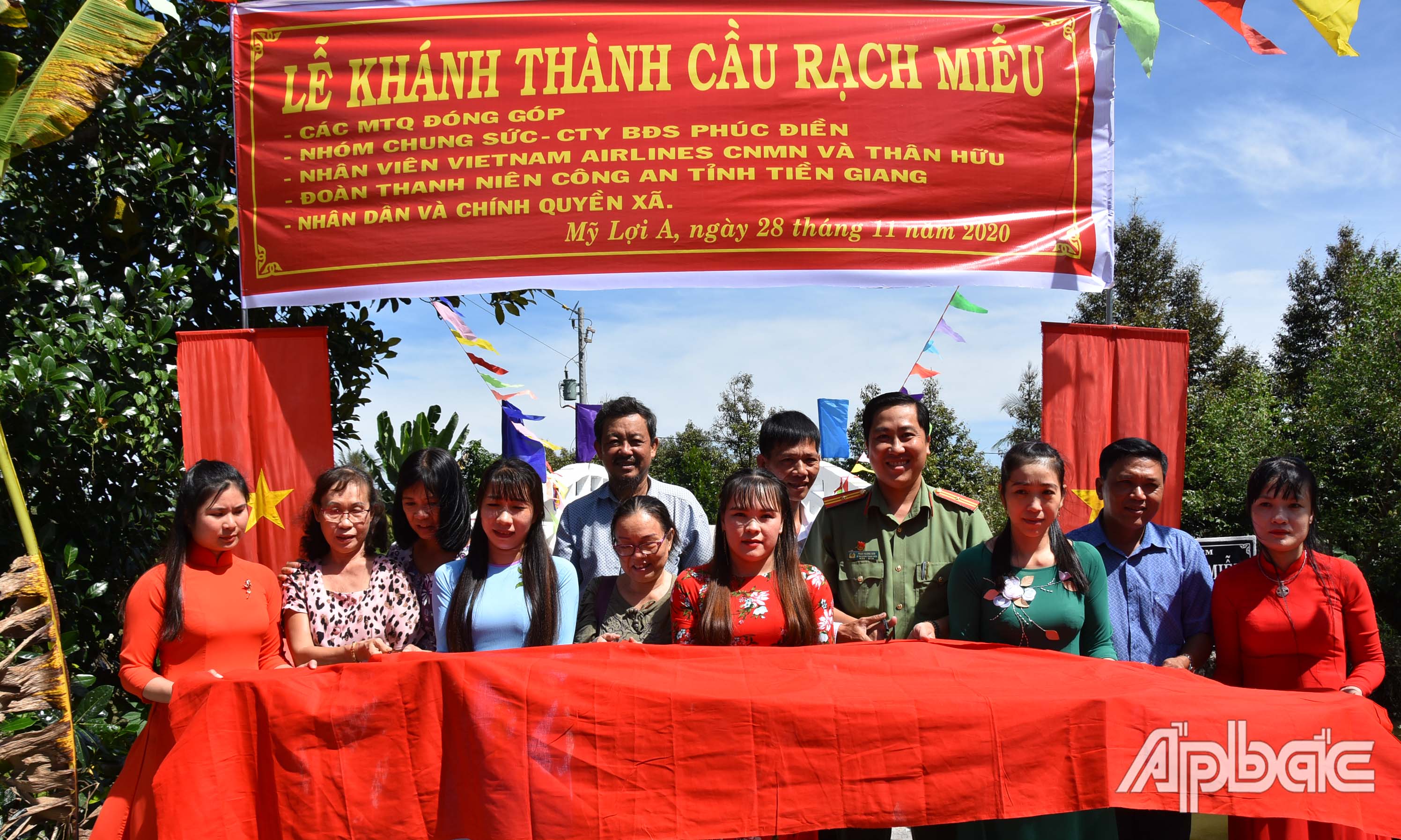 Cắt băng khánh thành cầu nông thôn Rạch Miễu.