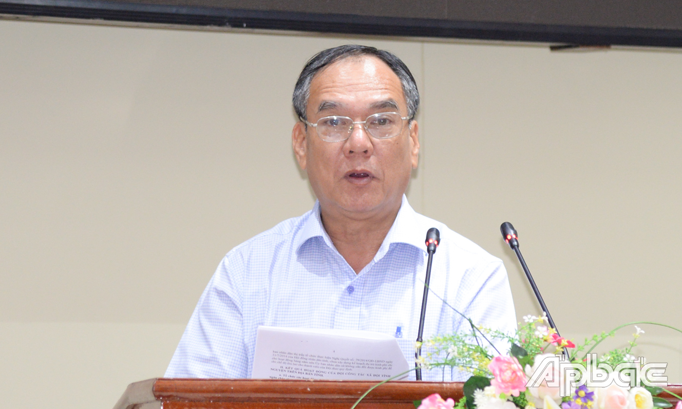 Phó Giám đốc Sở Lao động - Thương binh và Xã hội Phan Thanh Vân báo cáo kết quả thực hiện việc thành lập, giải thể, tổ chức hoạt động và chế độ, chính sách của đội công tác xã hội tình nguyện tại xã, phường, thị trấn giai đoạn 2016 - 2020.
