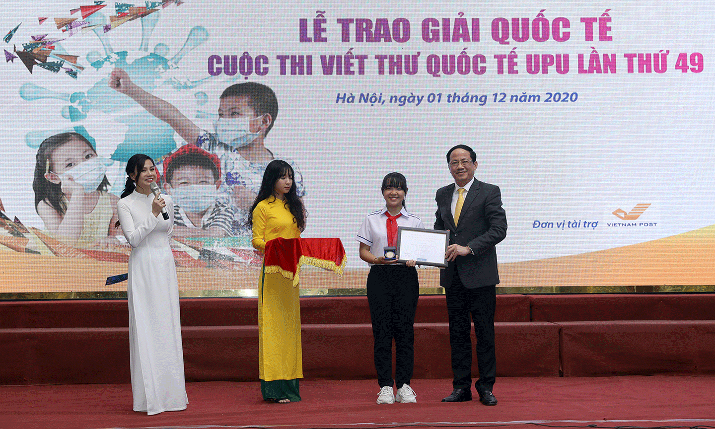 Thứ trưởng Bộ TT&TT  Phạm Anh Tuấn trao giải Ba quốc tế cuộc viết thư UPU cho em Phan Hoàng Phương Nhi. Ảnh: VGP/Hiền Minh 