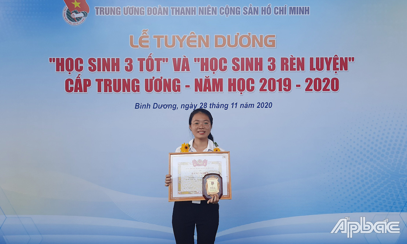 Trần Lê Mỹ Hương nhận danh hiệu “Học sinh 3 tốt” cấp Trung ương năm học 2019 – 2020.