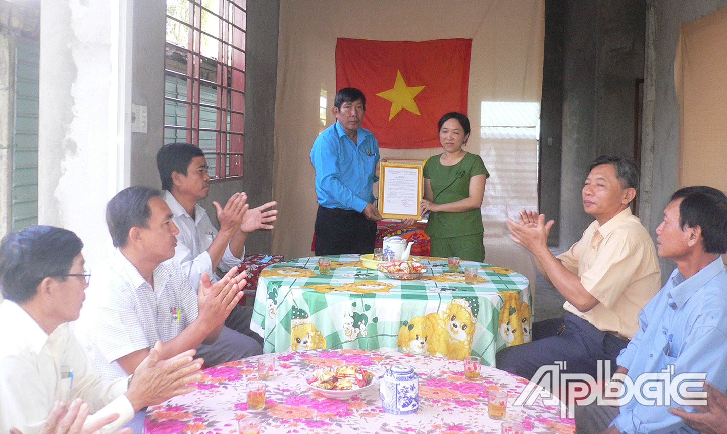 ông Phó Chủ tịch Liên đoàn Lao động huyện Châu Thành trao quyết định bàn giao nhà.