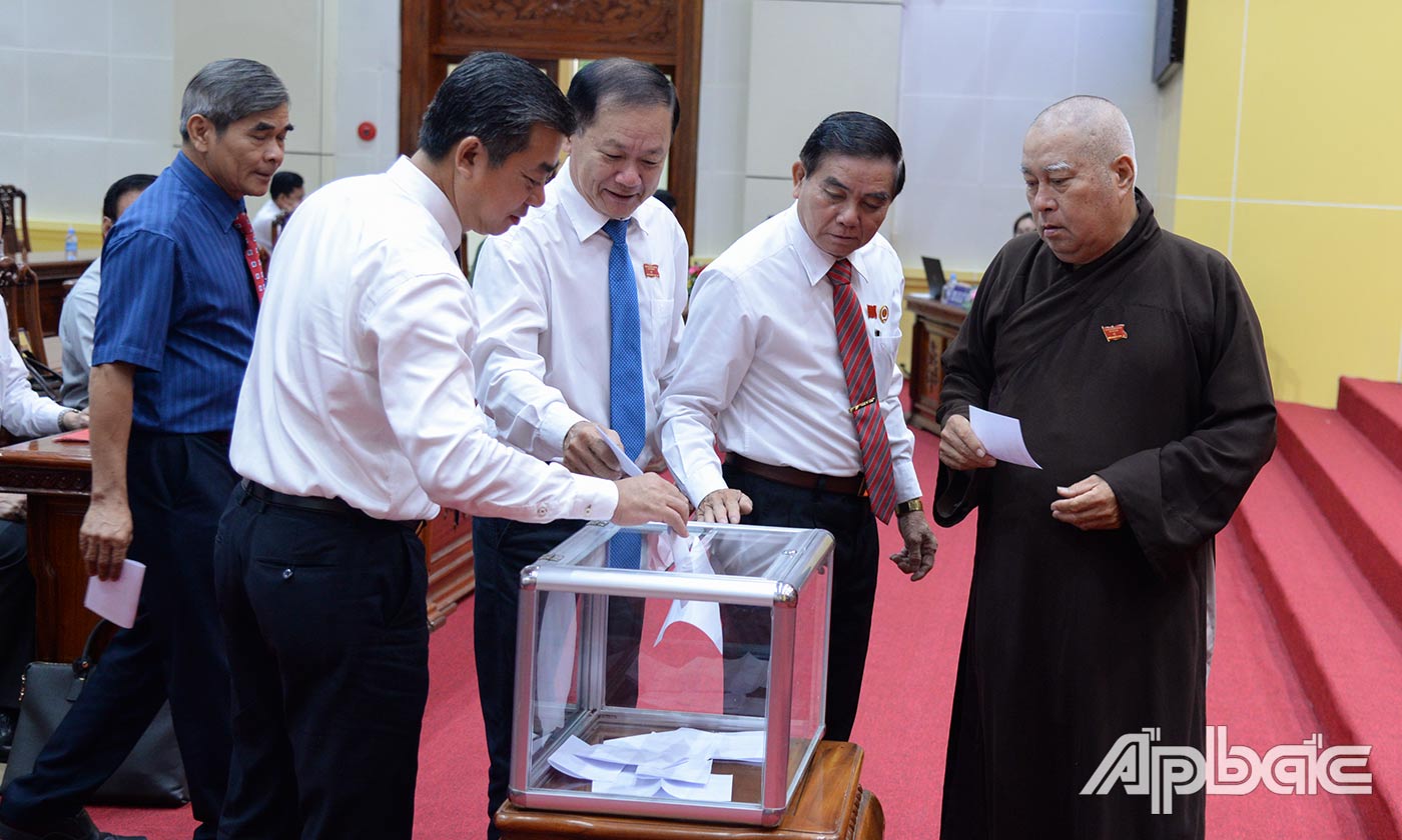 Đại biểu bỏ phiếu trực tiếp bầu các Phó UBND tỉnh Tiền Giang tại kỳ họp.