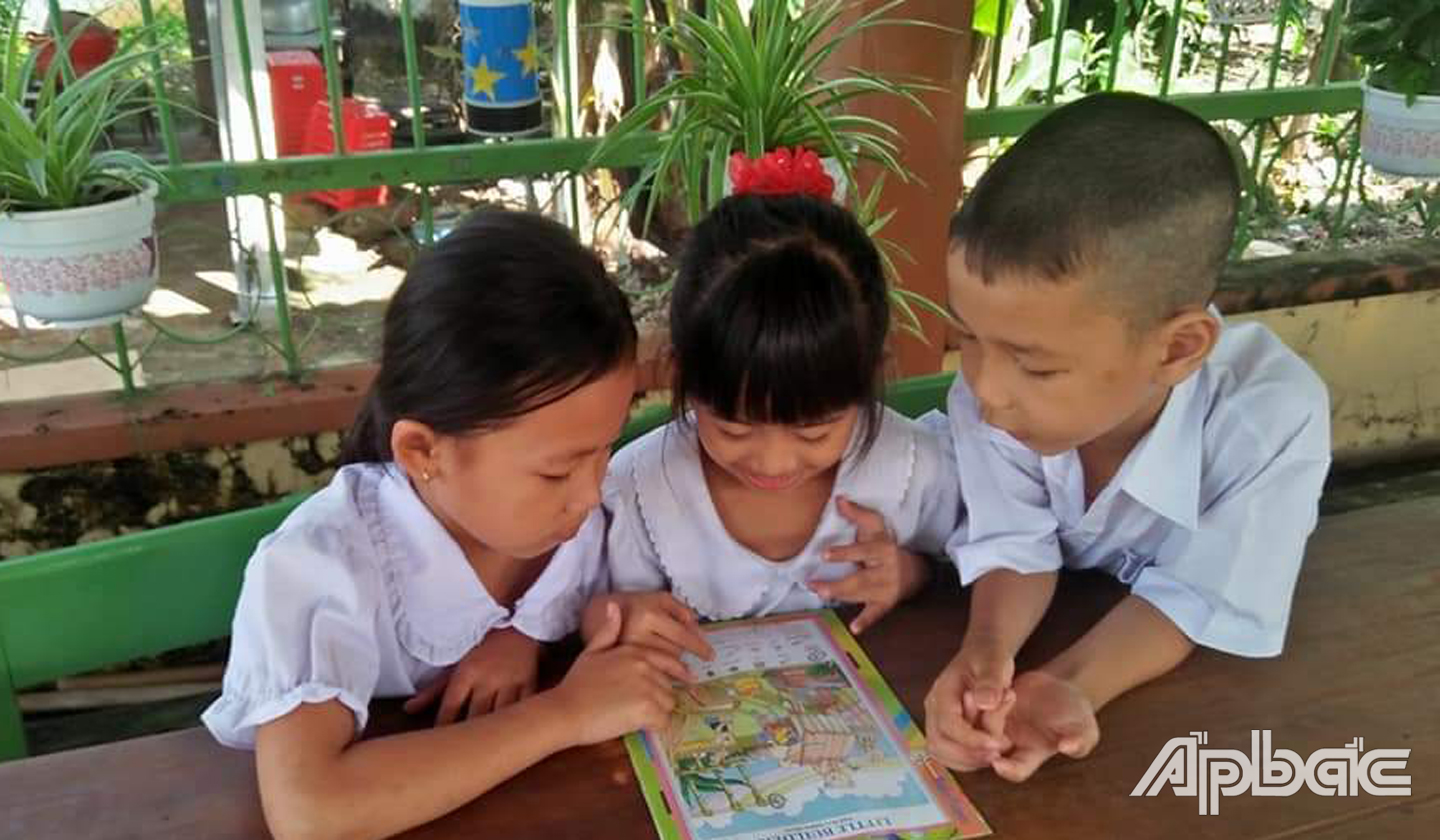 Học sinh Trường Tiểu hoc Huỳnh Văn Phèn trong đọc sách ở Khu vườn tri thức xanh