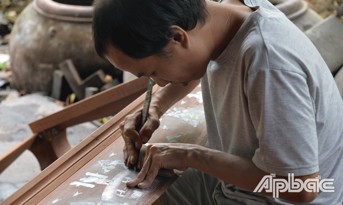7.	Công đoạn cuối cùng là tách, là công đoạn tạo đường nét trên xà cừ. những sản phẩm cao cấp thì được người thợ tỉ mì, kỳ công tách từng chi tiết.