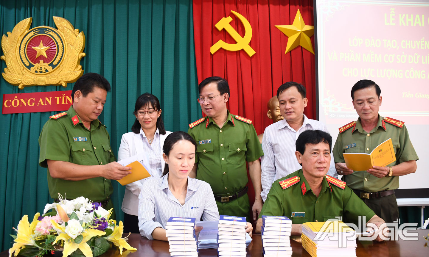 Công an tỉnh mở lớp đào tạo, chuyển giao công nghệ và phần mềm Hệ thống Cơ sở dữ liệu quốc gia về dân cư.                          	                                                                                                                     Ảnh ĐẶNG THANH