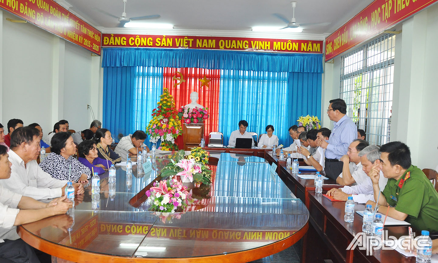 Một buổi đối thoại trực tiếp giữa các ngành chức năng với người dân huyện Tân Phước giải quyết việc khiếu nại về đất đai.