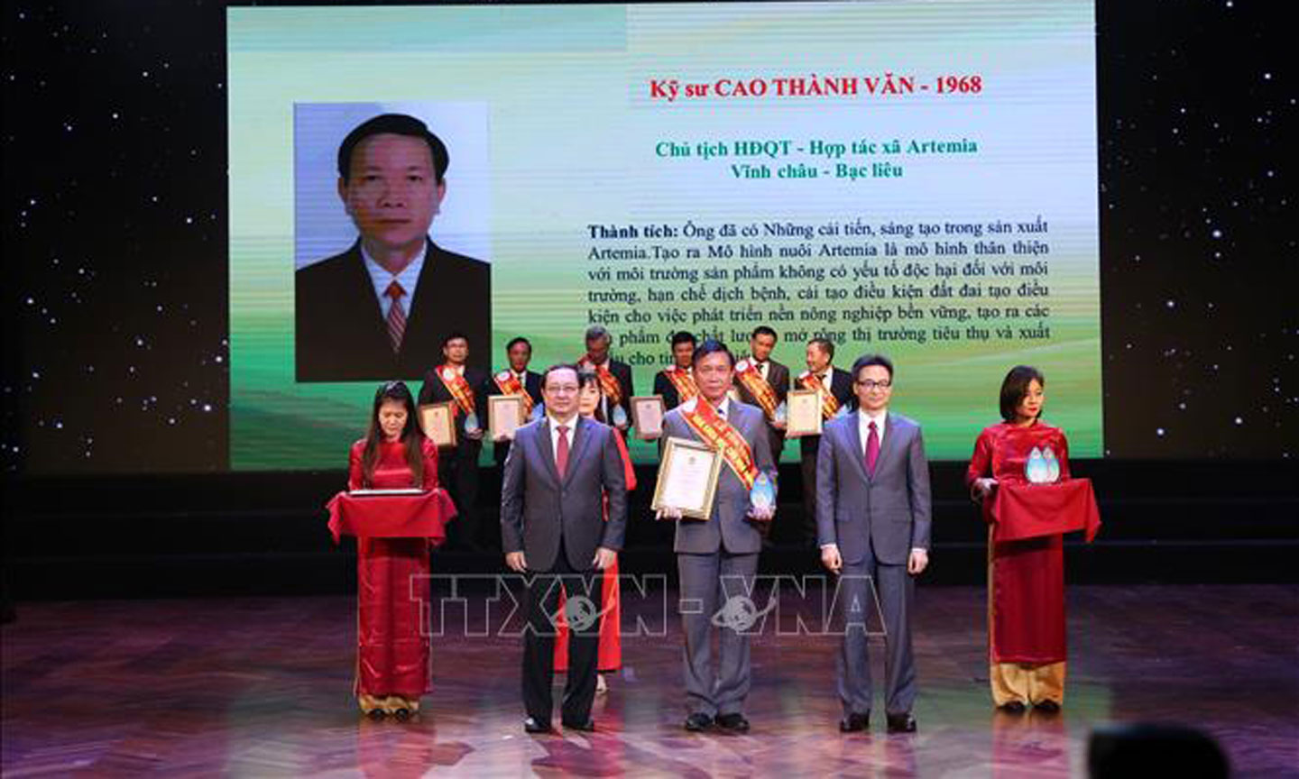 Phó Thủ tướng Vũ Đức Đam và Bộ trưởng Bộ Khoa học và Công nghệ Huỳnh Thành Đạt trao Giấy chứng nhận và Kỷ niệm chương cho các nhà khoa học. Ảnh: TTXVN