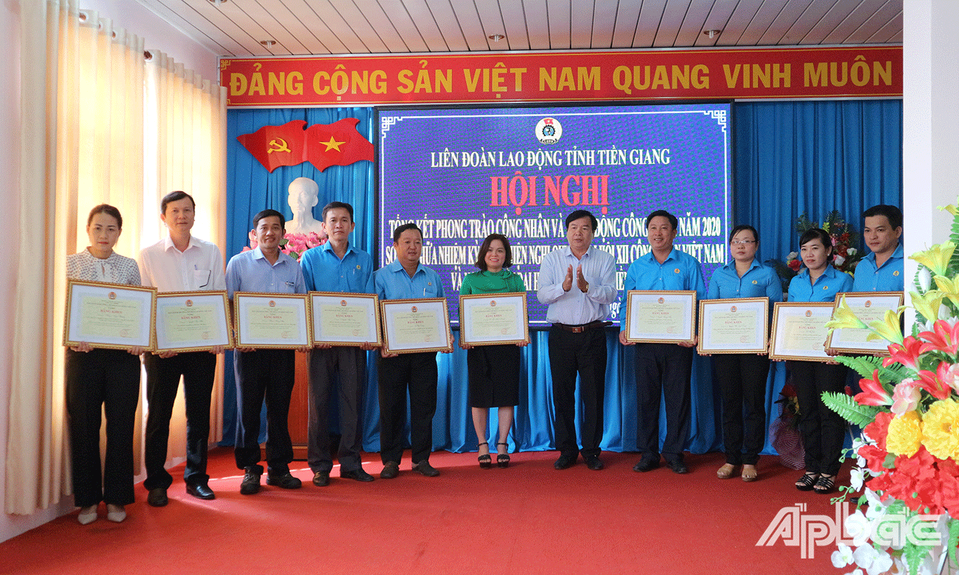 LĐLĐ tỉnh Tiền Giang trao tặng Bằng khen cho các cá nhân có thành tích trong năm 2020