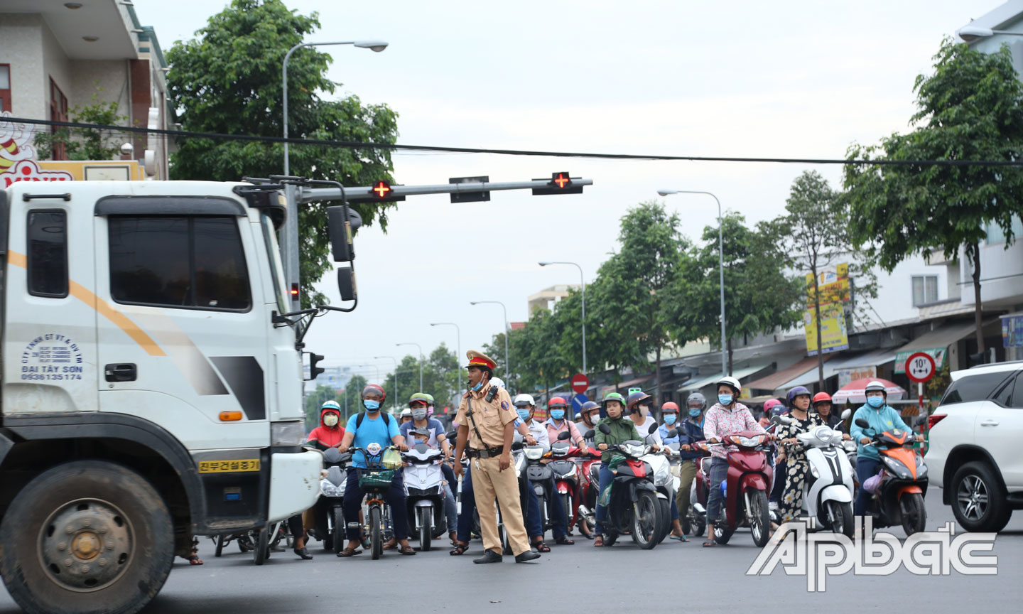 Lực lượng CSGT làm nhiệm vụ điều tiết giao thông trên Quốc lộ 60.
