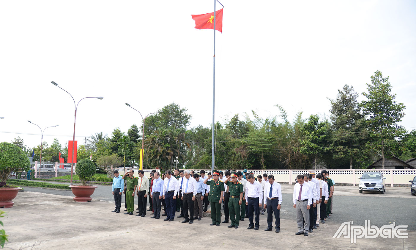 Các đoàn dành một phút mặc niệm.