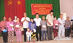 Tặng quà tết cho hộ cận nghèo xã Long An và Thân Cửu Nghĩa