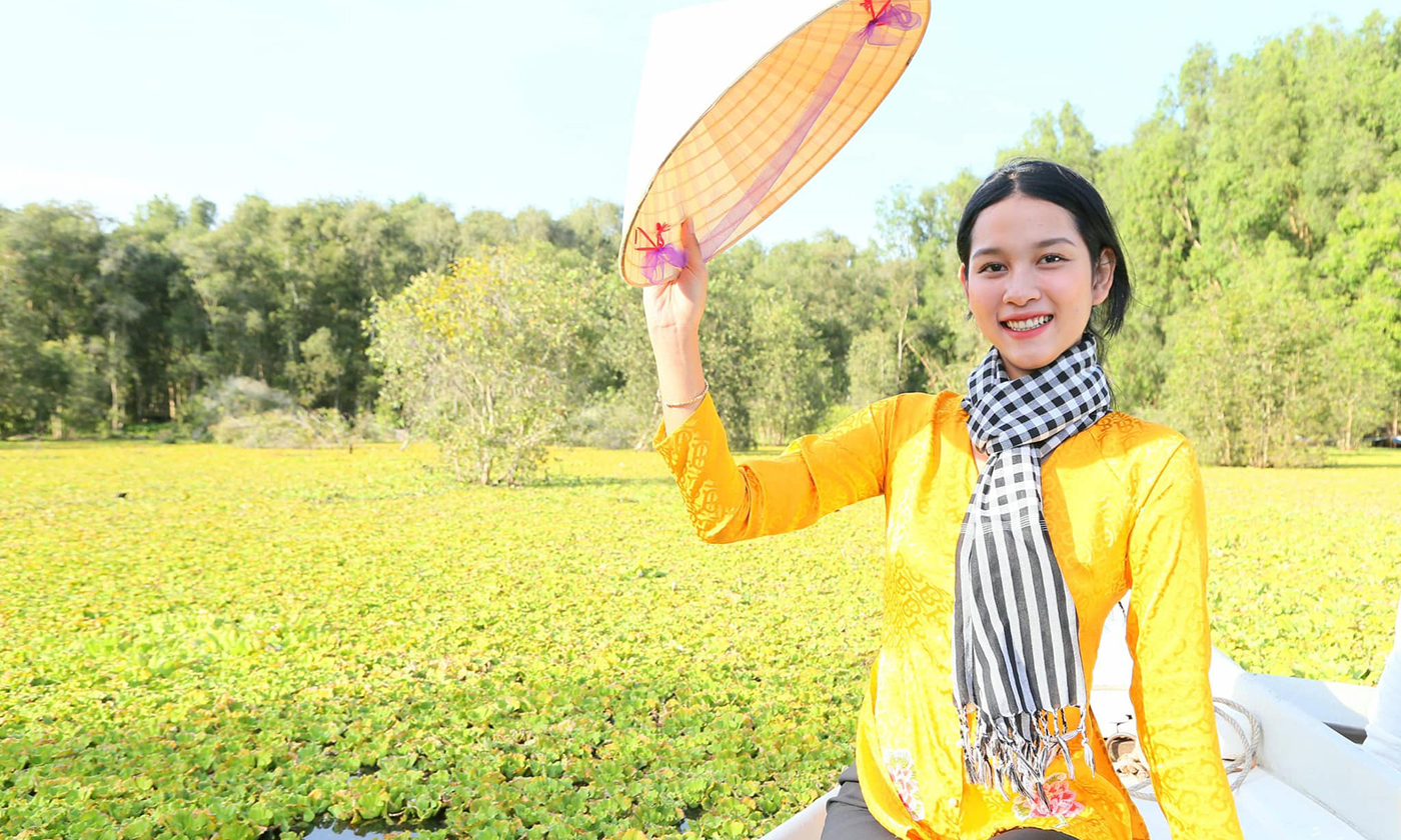 Tường Vy - Người đẹp áo dài Việt Nam 2020 thích thú khi “check in” tại Rừng Tràm đẹp nhất Việt Nam.