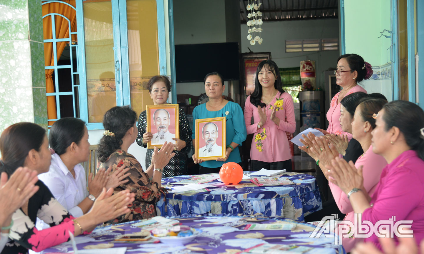 Mô hình “Tổ phụ nữ thờ ảnh Bác Hồ” của phụ nữ xã Tân Thanh
