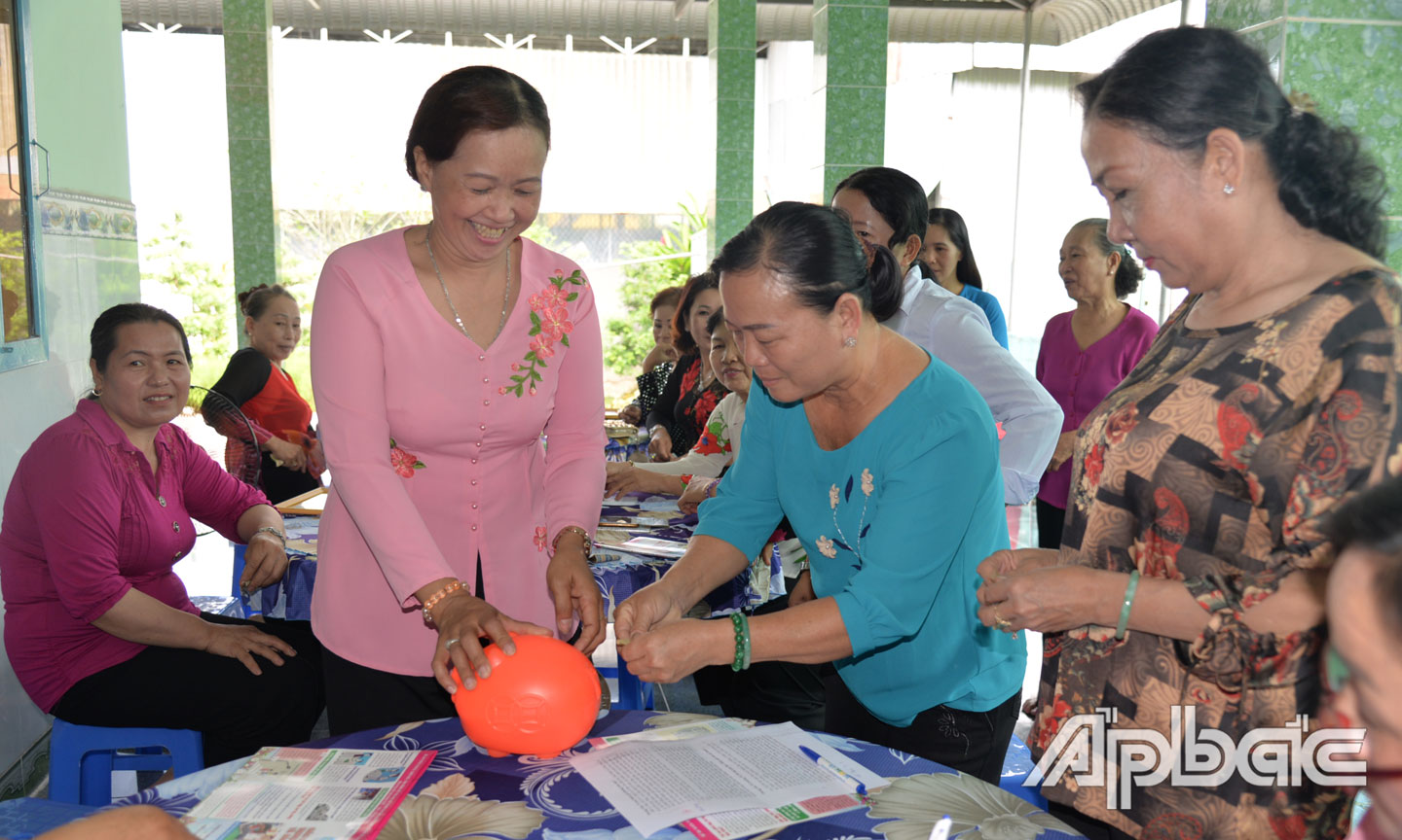 HVPN huyện Cái Bè học tập Bác tiết kiệm nuôi heo đất.